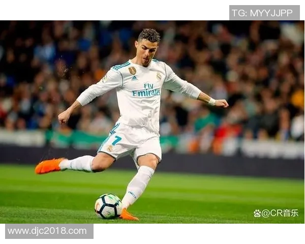 足球球星抽球瞬间展现力量与技巧引发全场热烈欢呼 足球球星抽球瞬间展现力量与技巧引发全场热烈欢呼